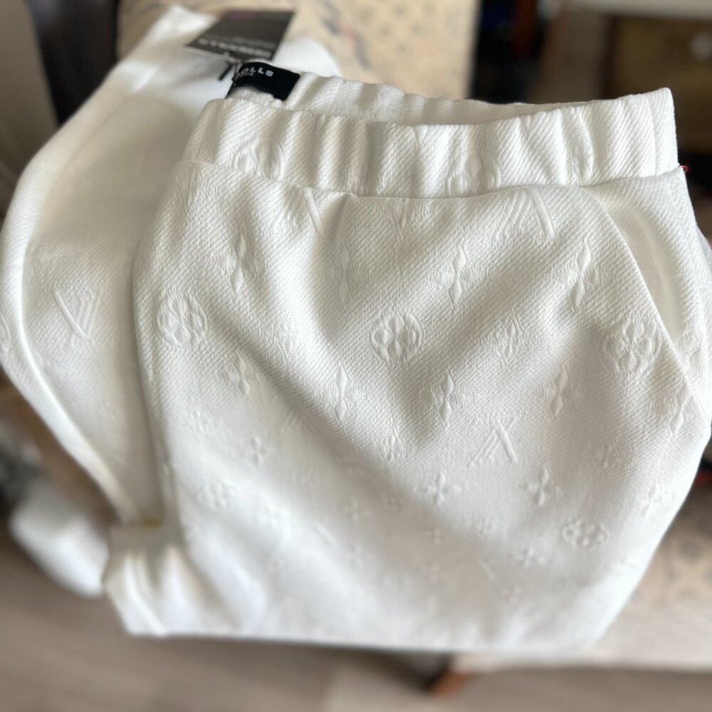 A MUST BUY! TRENDY, STYLISH, Spring, Summer, Fall OR Winter, WINTER WHITE! - Picture 9 of 9